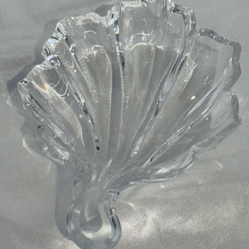 Baccarat Leaf Trinket Dish
Clear
Size: 4x5H