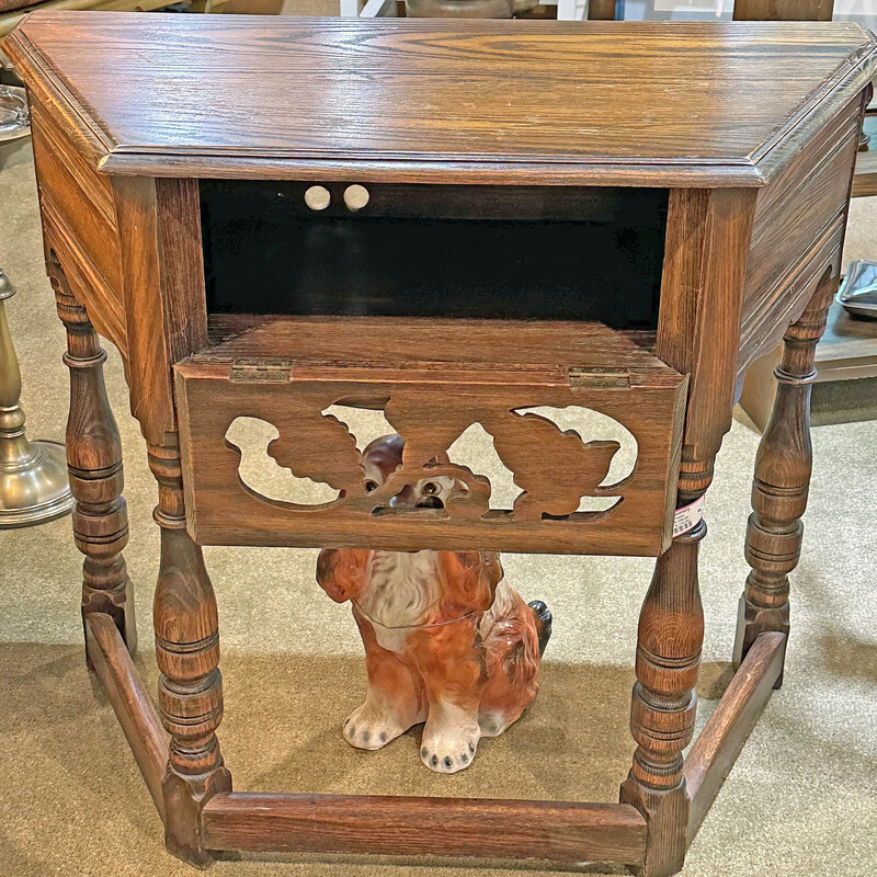 Oak Drop Front Table with Grapes Decor<br />
34 In Wide x 16.5 In Deep x 31 In Tall.<br />
Two holes in back side to allow electrical.