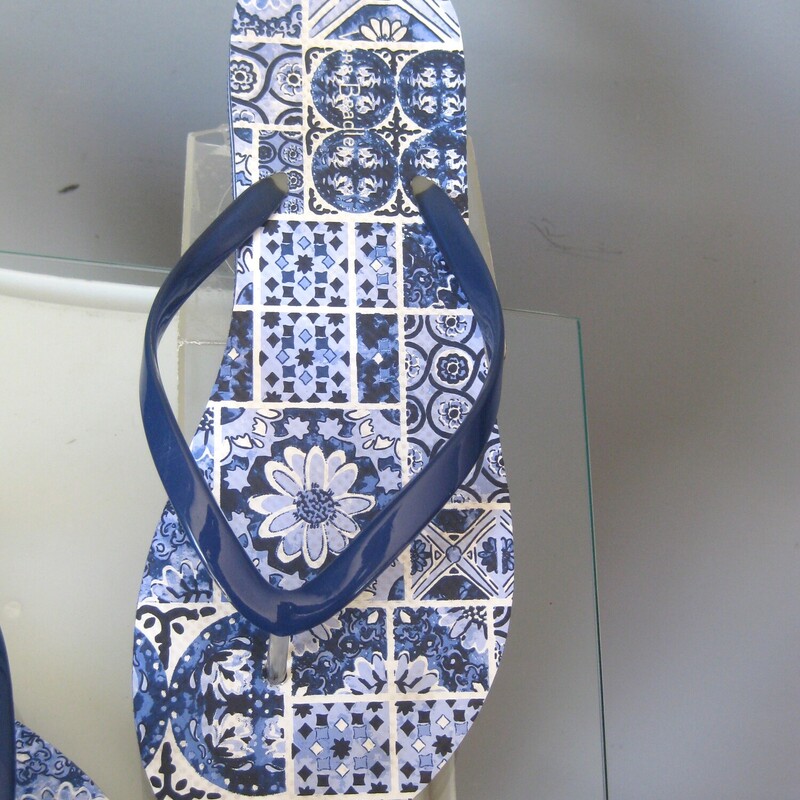 NWT Vera Bradley Flip Fli, Blue, Size: 9/10<br />
elevate your pool side look with these pretty Vera Bradley flip flops.<br />
Size large, will fit a size 9/10 gal.<br />
<br />
thanks for looking!<br />
#71759