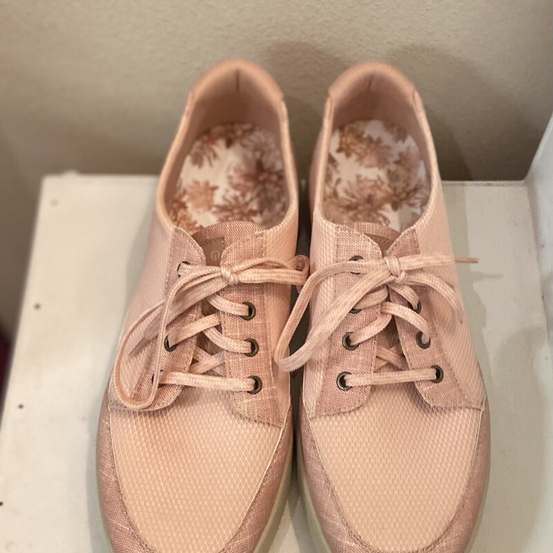 NEW Pink Tie Sneaker<br />
Pink<br />
Size: 9.5/10 $99