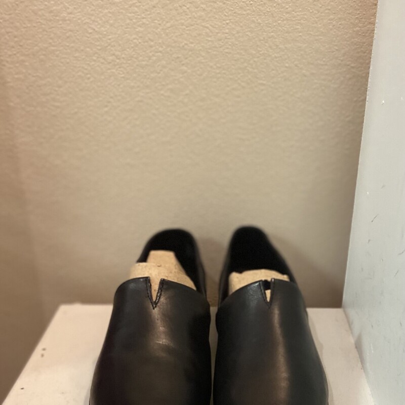 NIB Blk Leather Loafer<br />
Black<br />
Size: 11