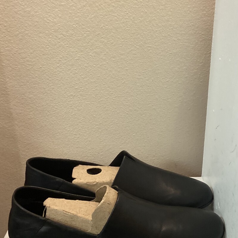 NIB Blk Leather Loafer<br />
Black<br />
Size: 11