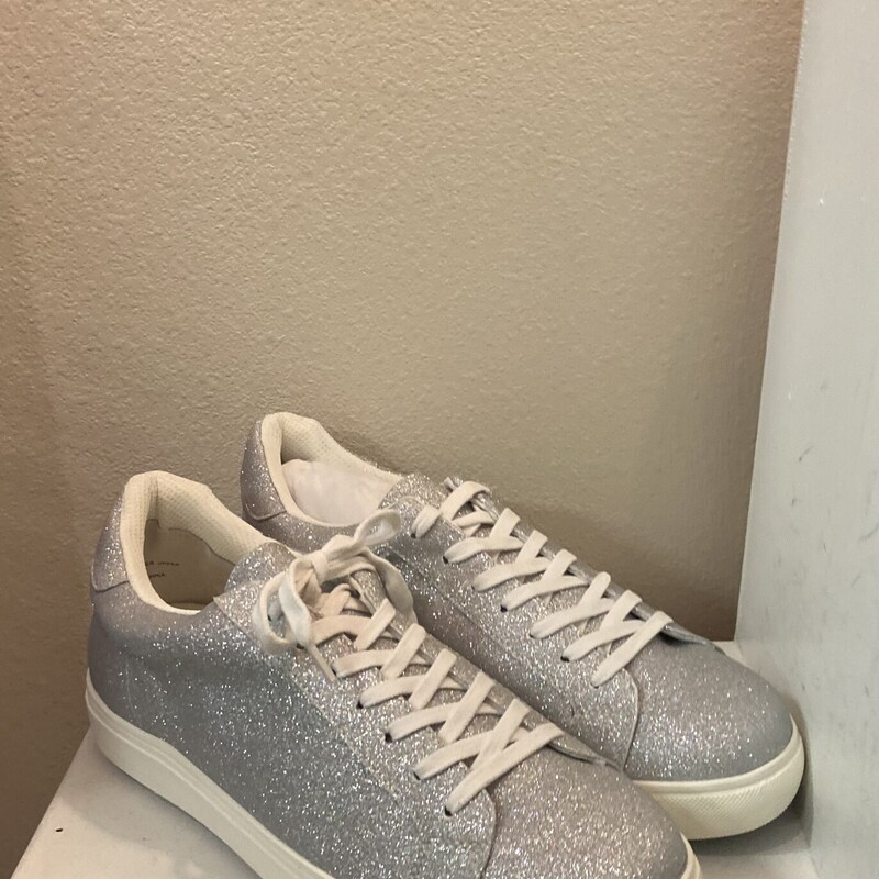 NIB Slv Glitter Sneaker
Silver
Size: 12