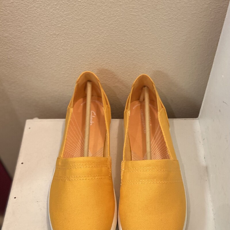 NIB Canary Fab Slipon<br />
Canary<br />
Size: 11