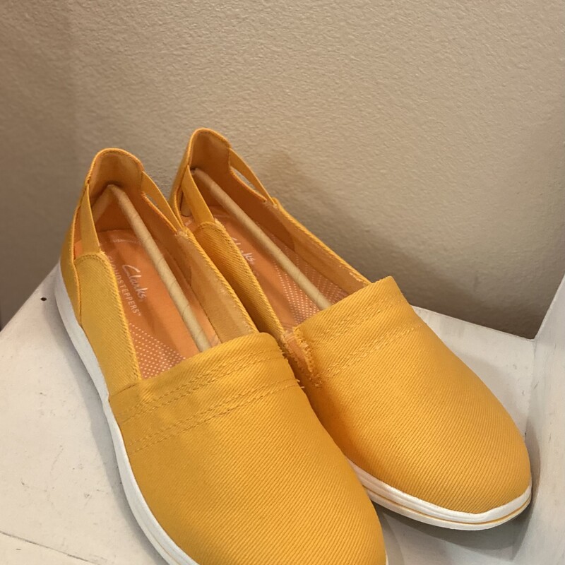 NIB Canary Fab Slipon<br />
Canary<br />
Size: 11