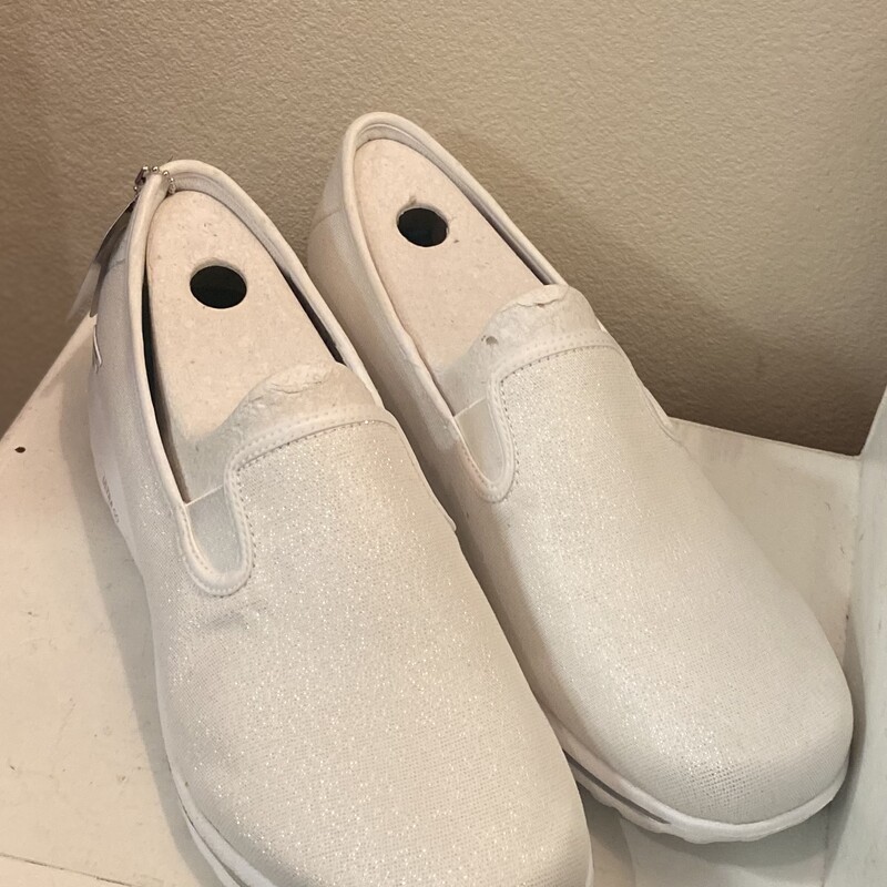 NIB Wht Shim Slipon<br />
White<br />
Size: 11