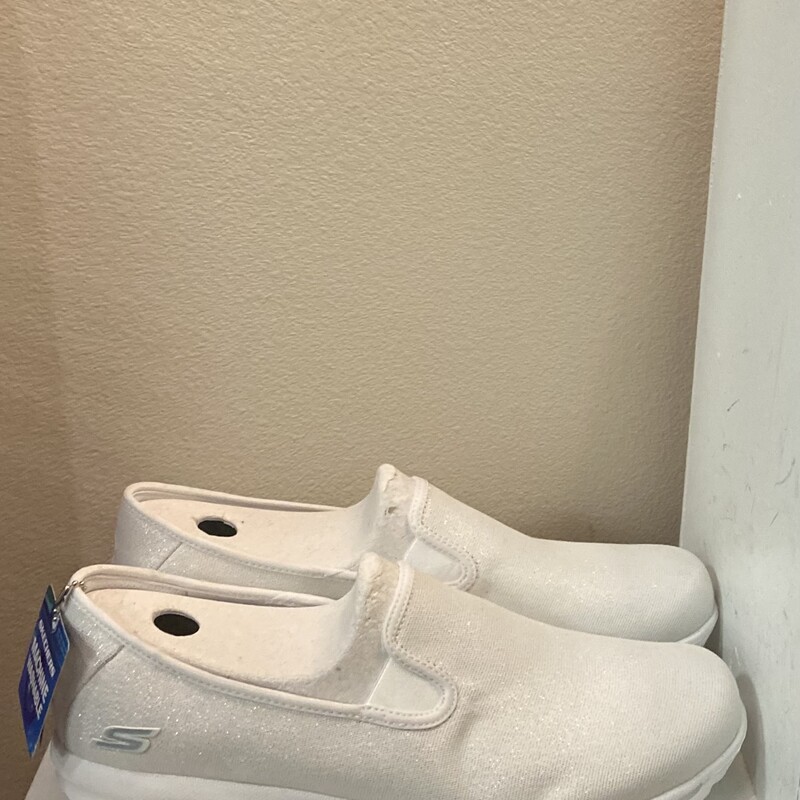 NIB Wht Shim Slipon<br />
White<br />
Size: 11