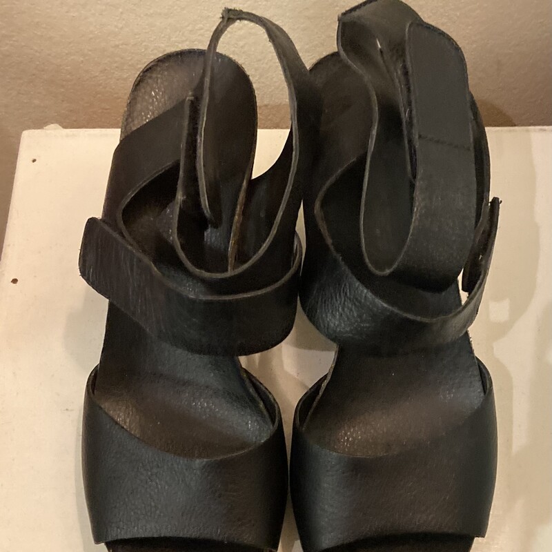 Blk Lther Wedge Sandal<br />
Black<br />
Size: 7 1/2