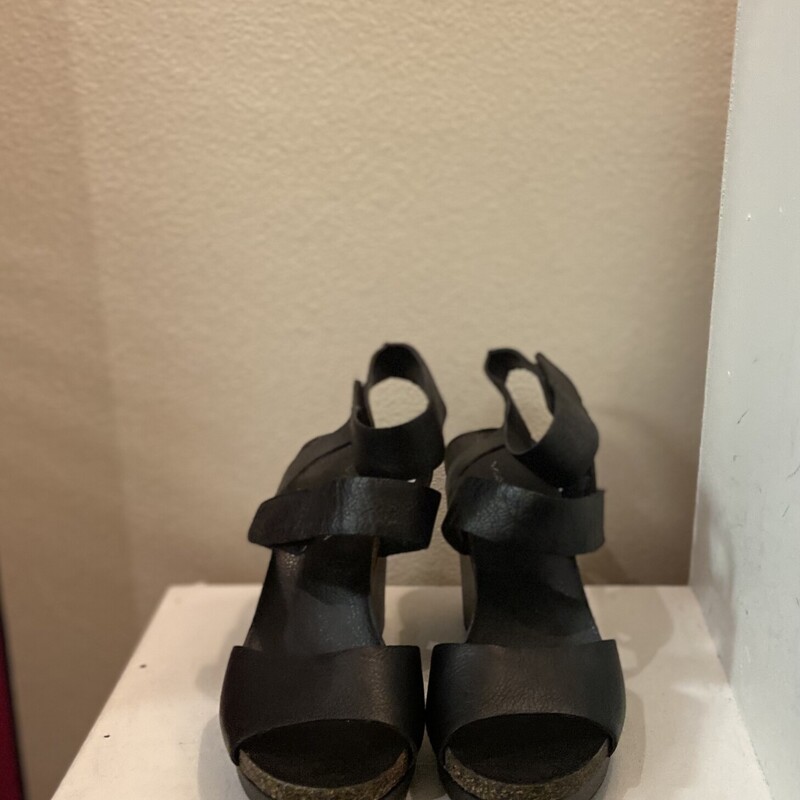 Blk Lther Wedge Sandal<br />
Black<br />
Size: 7 1/2