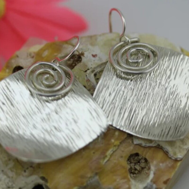 925 Artisan Spiral Overlay Earrings
Sterling Silver
Size: 1.5x2H