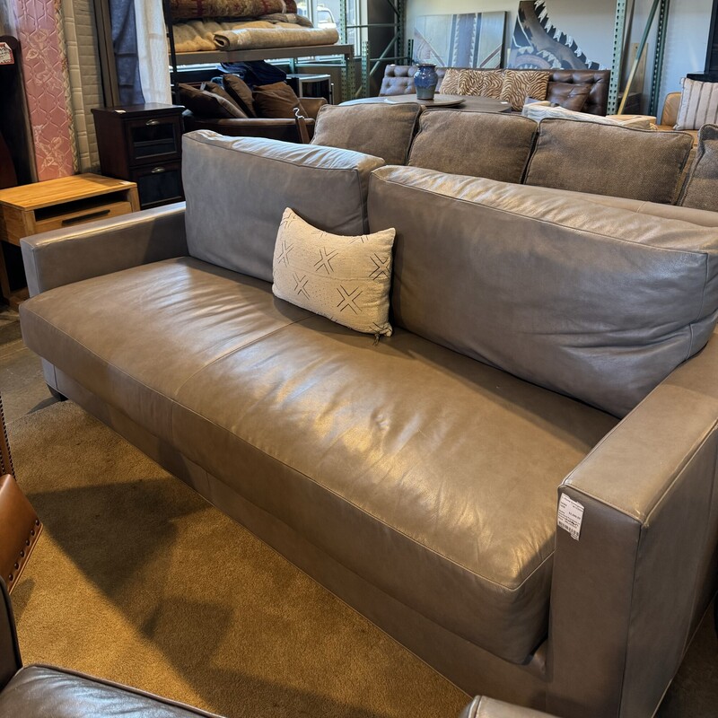 Stanford Furniture Leather Sofa

Size: 86Lx37Dx32T