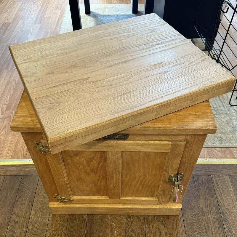 Faux Ice Chest W/Swivel Top<br />
Use as a Side Table or Tv Stand<br />
White Clad,<br />
23 Inches Wide, 19 Inches Deep, 24 Inches High