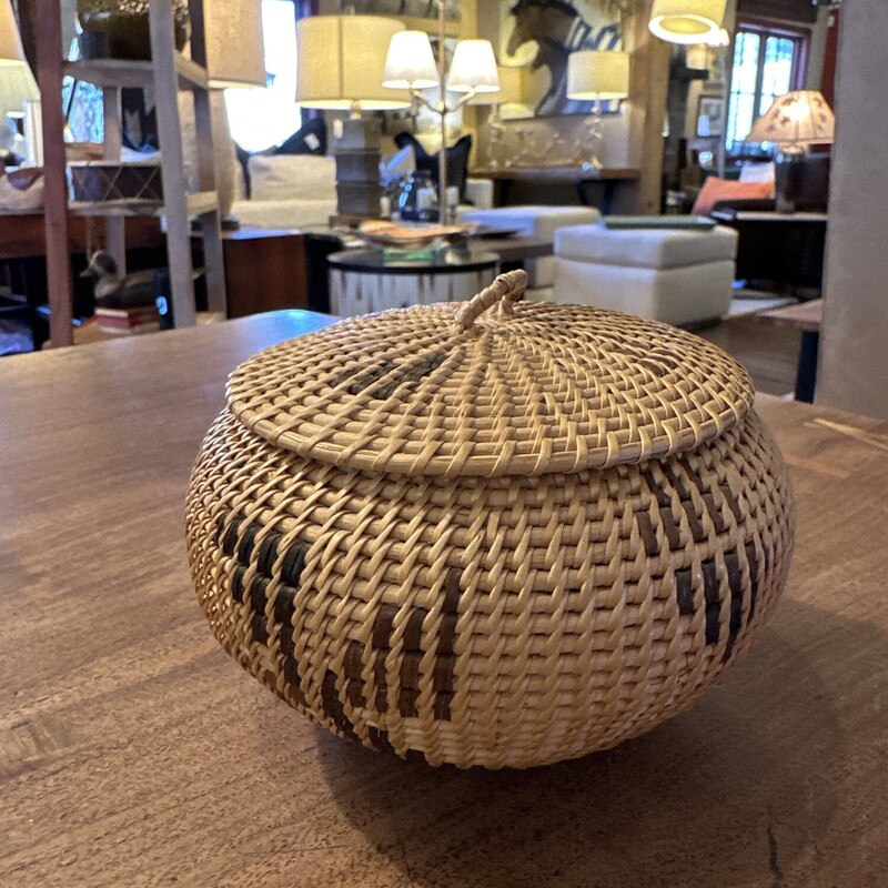 Vintage Washoe Tribe Lidded Basket

 Size: 5Wx3T