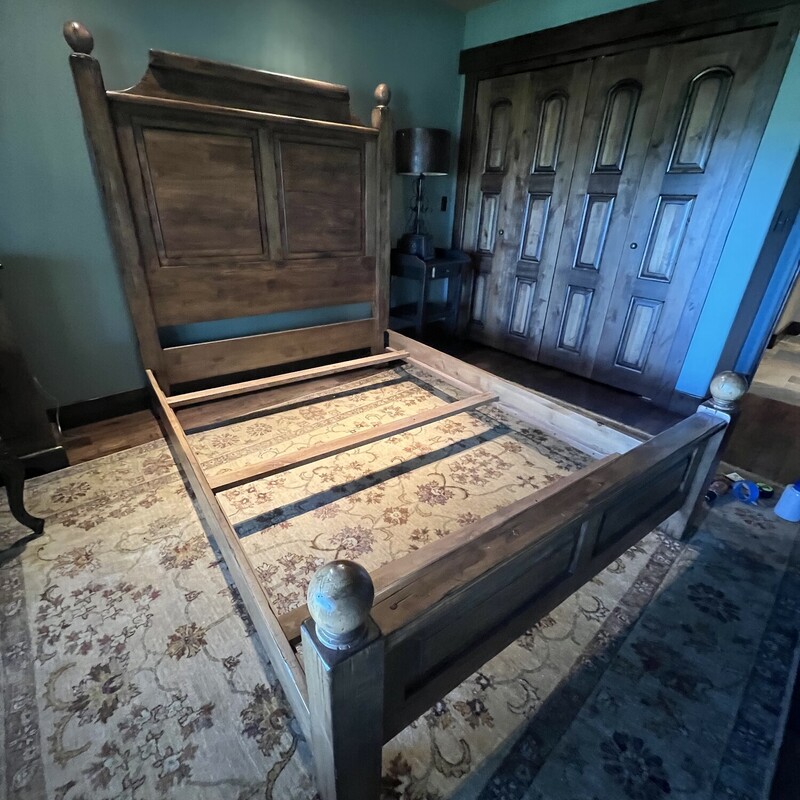 Wood Queen Bed

Size: 63Wx89Lx71H