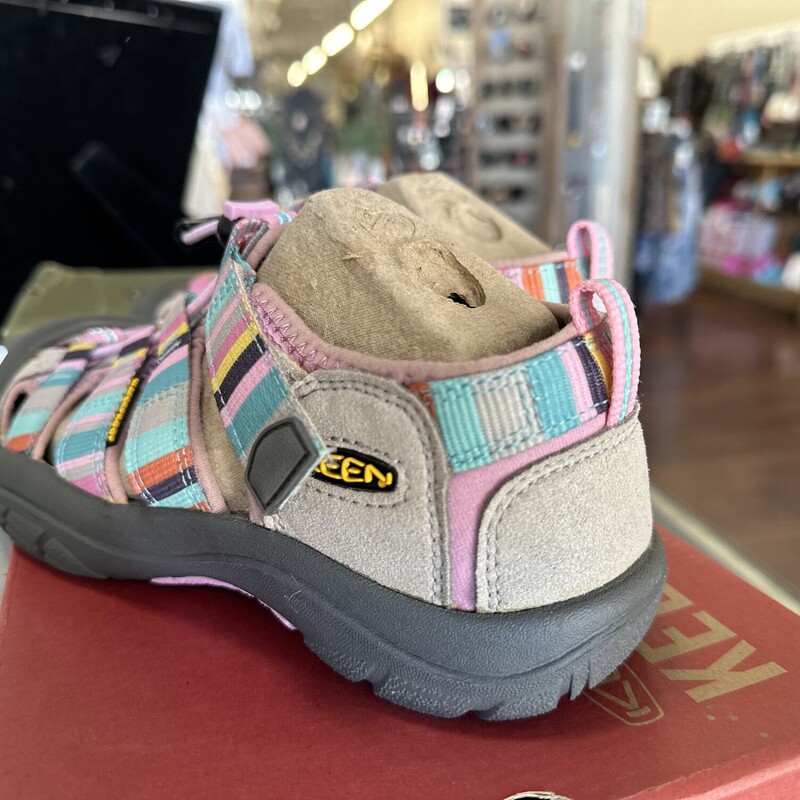 NEW Youth Keen Sandles, Pink, Size: 4 $23.99
Original Price $49.99
All sales are final. No Returns
Pick up within 7 days of purchas or have it shipped.
Thank you for shopping with us :)