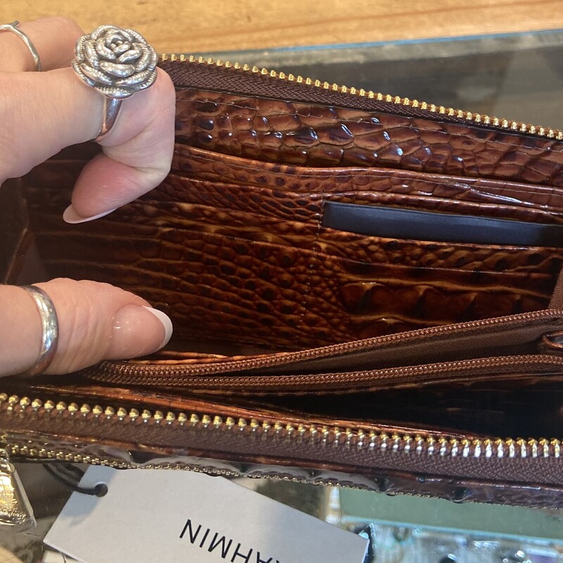 NWT Brwn Lther Zip Wallet<br />
Brown<br />
Size: R $135