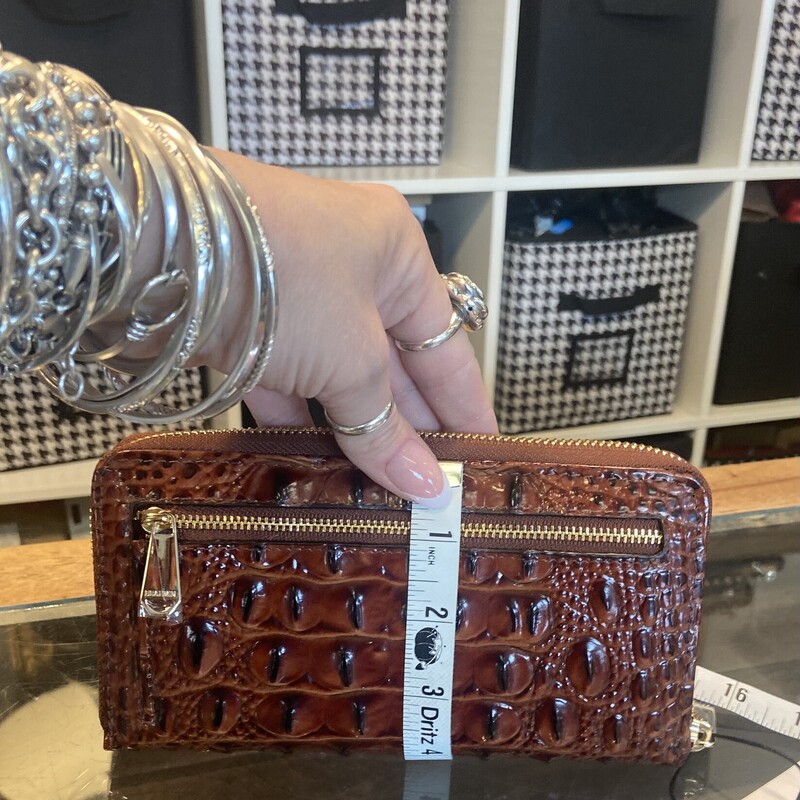 NWT Brwn Lther Zip Wallet<br />
Brown<br />
Size: R $135