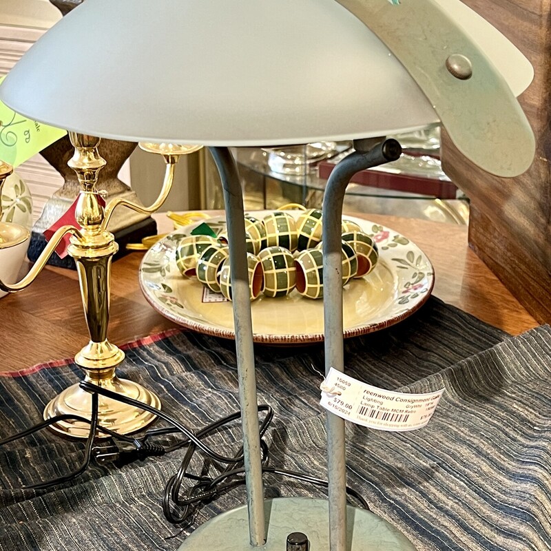 Lamp Table MCM Retro,
Size: 19H