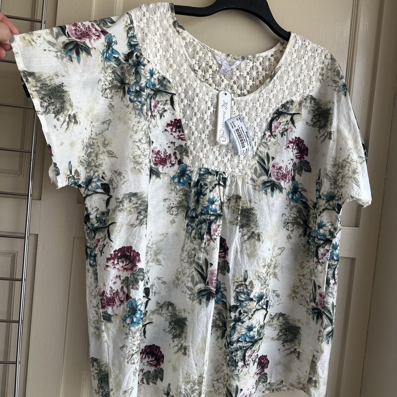 KC Khajus & Co.  Floral Top NWT, Cream, Size: X Large
$14.99
Original Price $39.99

All sales are final. No Returns
Pick up within 7 days of purchas or have it shipped.
Thank you for shopping with us :)
