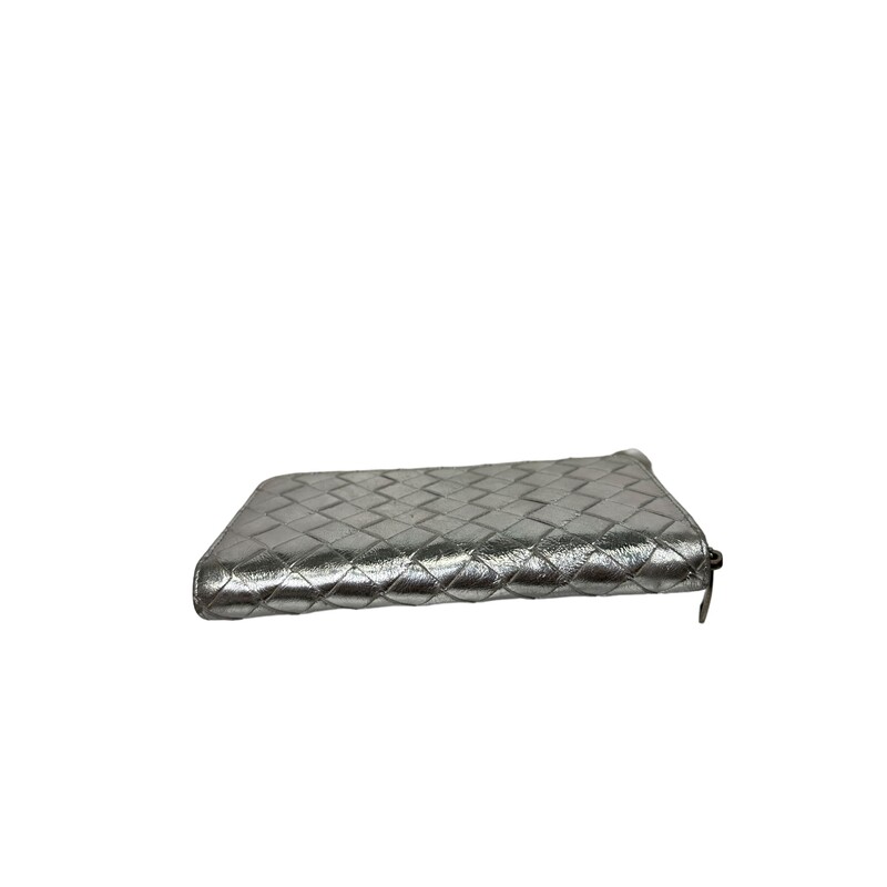 BOTTEGA VENETA<br />
Basketweave-Textured Zip-Around Wallet<br />
Dimensions: 19 cm x 11 cm x 2 cm<br />
Material: Leather<br />
One main zip compartment with a zip separator sleeve<br />
Eight inner cardholders<br />
Genuine Leathe