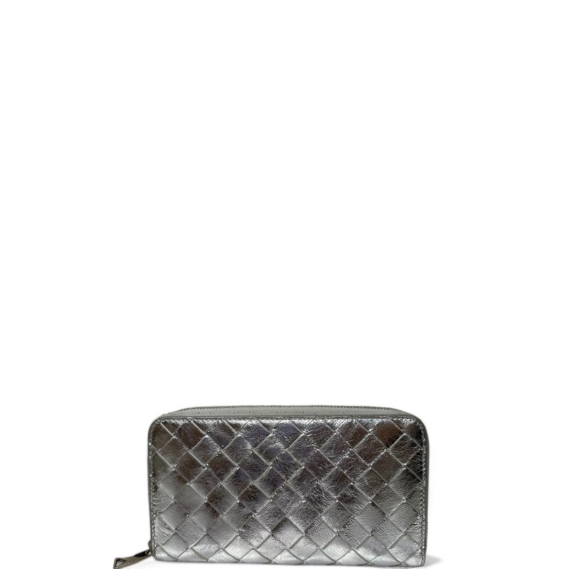 BOTTEGA VENETA
Basketweave-Textured Zip-Around Wallet
Dimensions: 19 cm x 11 cm x 2 cm
Material: Leather
One main zip compartment with a zip separator sleeve
Eight inner cardholders
Genuine Leathe