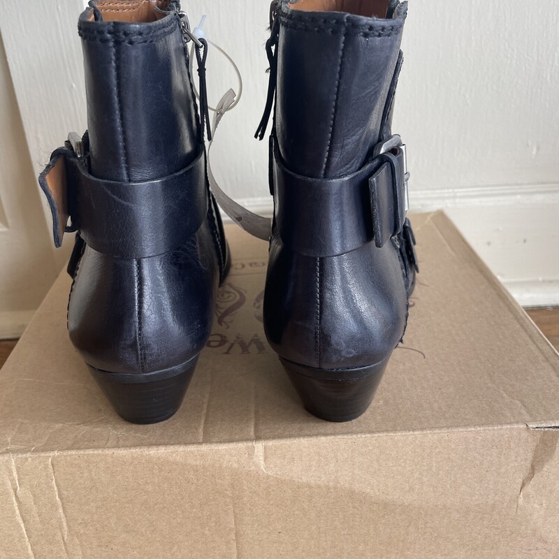 NEW Nine West AnkleBoot, Black, Size: 8.5<br />
Original Prce $95.00<br />
<br />
All Sales Are Final<br />
No Returns<br />
<br />
Pick Up In Store Wirhin 7 Days of Purchase<br />
or<br />
Have It Shipped<br />
<br />
Thank You For Shopping with Us:-)