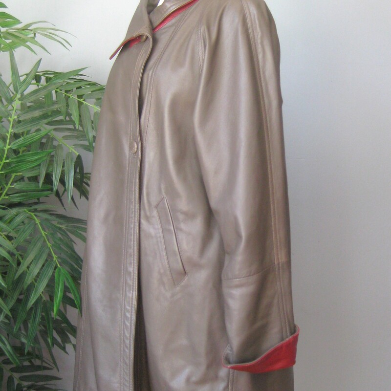 Vtg Vera Pelle Leather Tr, Gray, Size: Large
This is a buttery soft leather car coat.  Taupe with a high collar that can be turned up or down, burgundy leather on the reverse as well as at the cuffs which can be turned back or left down.
Sleek looking
Two leather buttons one at the neck and one at the mid torso.
Slightly tapered
It will fit a modern size medium or large
Fully lined
Two pockets
Here are the flat measurements, please double where appopriate:
Armpit to armpit: 21.5
Waist area: 25
Hip area: 25
Overall length: 33.5
CONDITION: good: the leather buttons have some pricks and there are a few dings on the body of the coat near the buttons.  I had the buttons re-sewn on to ensure they're secure.
please see all of my photos.
thanks for looking!
#65520

Thanks for looking.