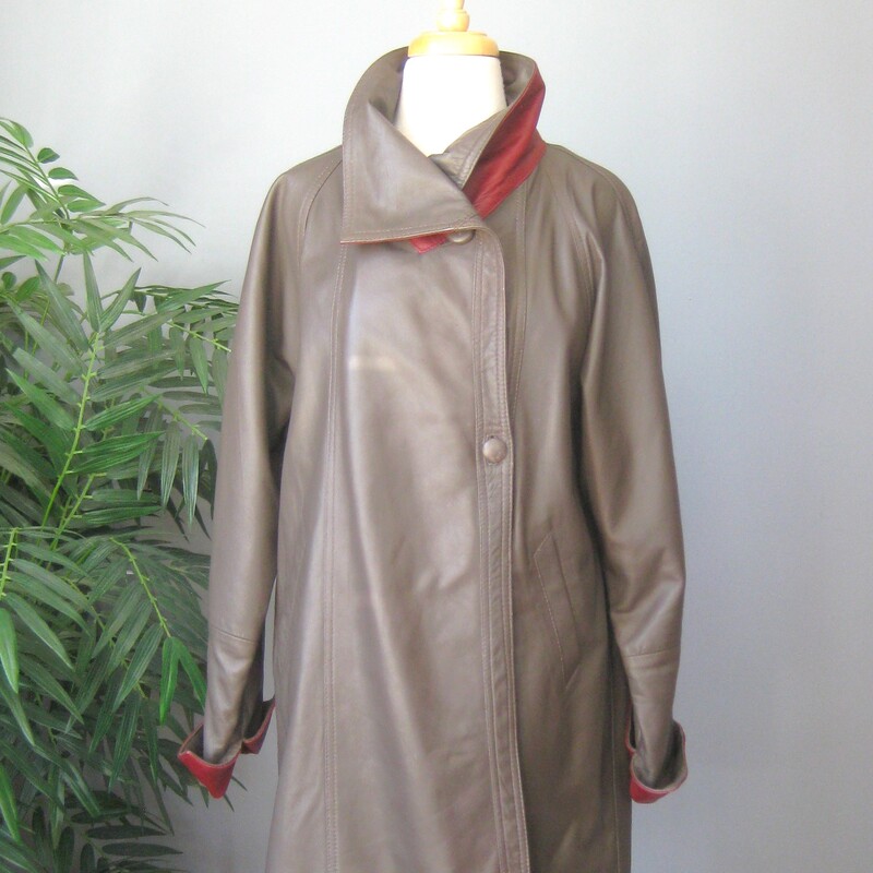 Vtg Vera Pelle Leather Tr, Gray, Size: Large
This is a buttery soft leather car coat.  Taupe with a high collar that can be turned up or down, burgundy leather on the reverse as well as at the cuffs which can be turned back or left down.
Sleek looking
Two leather buttons one at the neck and one at the mid torso.
Slightly tapered
It will fit a modern size medium or large
Fully lined
Two pockets
Here are the flat measurements, please double where appopriate:
Armpit to armpit: 21.5
Waist area: 25
Hip area: 25
Overall length: 33.5
CONDITION: good: the leather buttons have some pricks and there are a few dings on the body of the coat near the buttons.  I had the buttons re-sewn on to ensure they're secure.
please see all of my photos.
thanks for looking!
#65520

Thanks for looking.