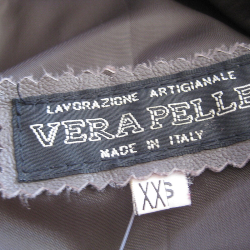 Vtg Vera Pelle Leather Tr, Gray, Size: Large
This is a buttery soft leather car coat.  Taupe with a high collar that can be turned up or down, burgundy leather on the reverse as well as at the cuffs which can be turned back or left down.
Sleek looking
Two leather buttons one at the neck and one at the mid torso.
Slightly tapered
It will fit a modern size medium or large
Fully lined
Two pockets
Here are the flat measurements, please double where appopriate:
Armpit to armpit: 21.5
Waist area: 25
Hip area: 25
Overall length: 33.5
CONDITION: good: the leather buttons have some pricks and there are a few dings on the body of the coat near the buttons.  I had the buttons re-sewn on to ensure they're secure.
please see all of my photos.
thanks for looking!
#65520

Thanks for looking.