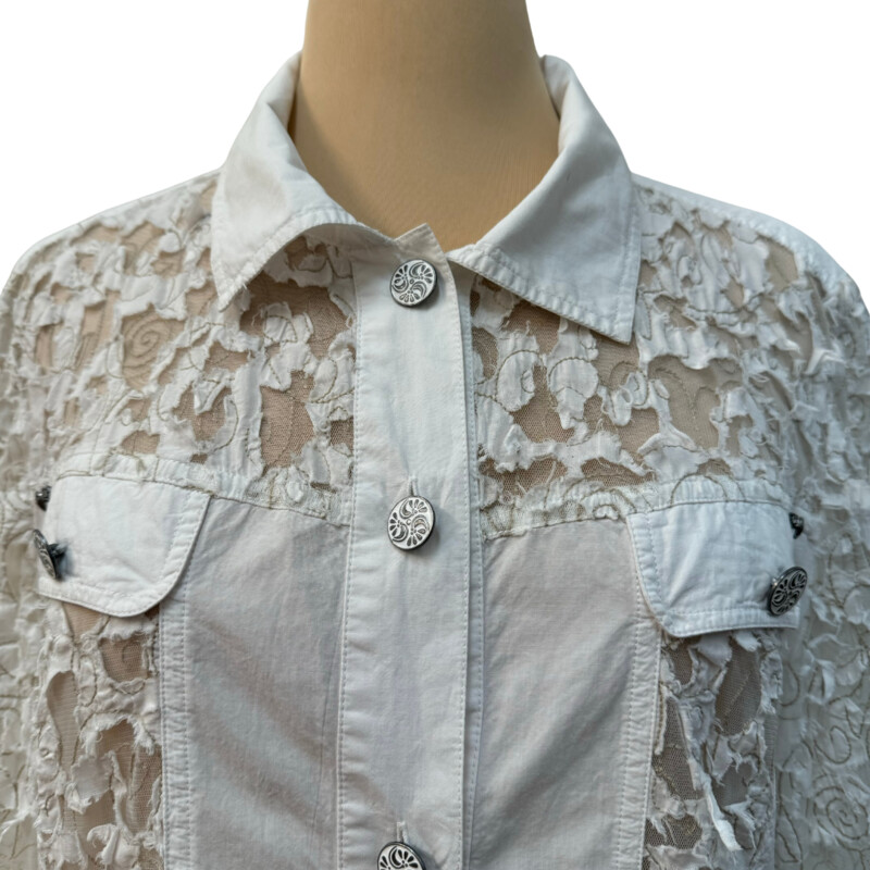 Chicos Light Jacket<br />
Mesh Netting<br />
Color: White with Beige Stitching<br />
Size: Large