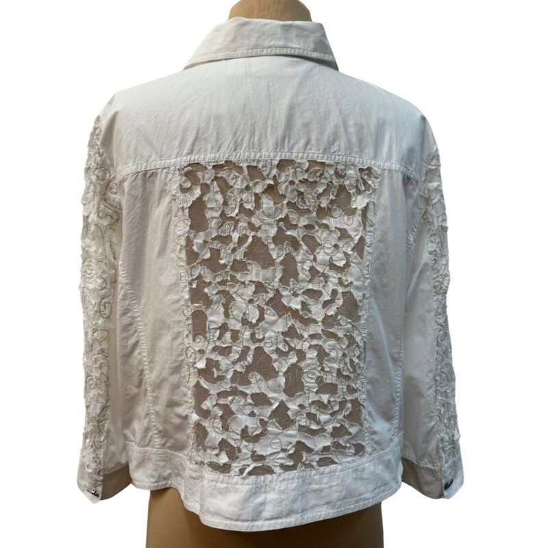 Chicos Light Jacket<br />
Mesh Netting<br />
Color: White with Beige Stitching<br />
Size: Large