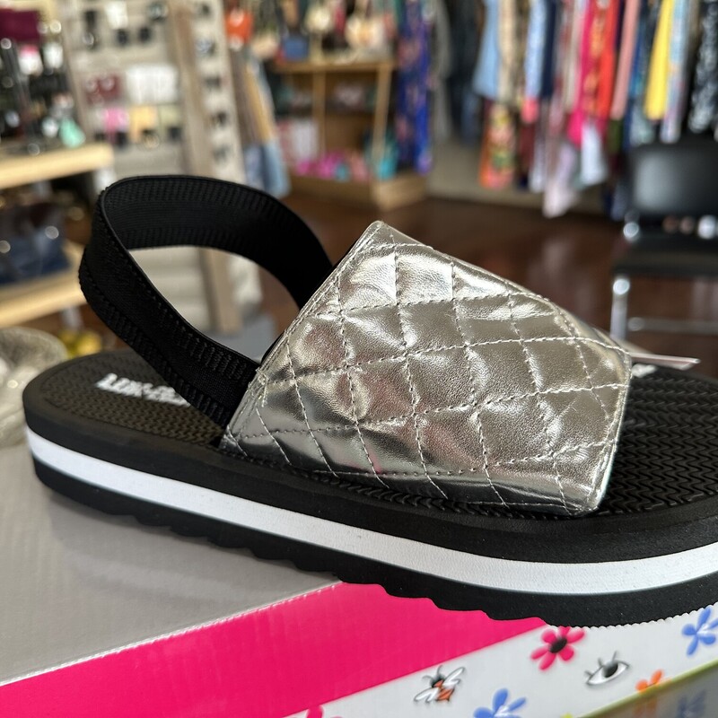 Luk*Ees by Muk Luks Sandals, Silver, Size: 8 NWT $14.99
Original $30.00

All sales are final. No Returns
Pick up within 7 days of purchas or have it shipped.
Thank you for shopping with us :)