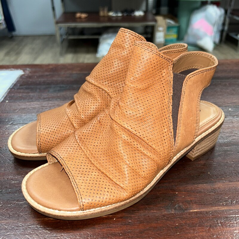 A6.5 Tan Zip Sandals
