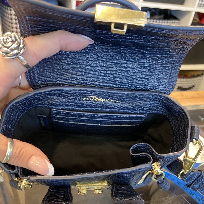 NWT Blu/gld Lther Satchel<br />
Blu/gld<br />
Size: R $495