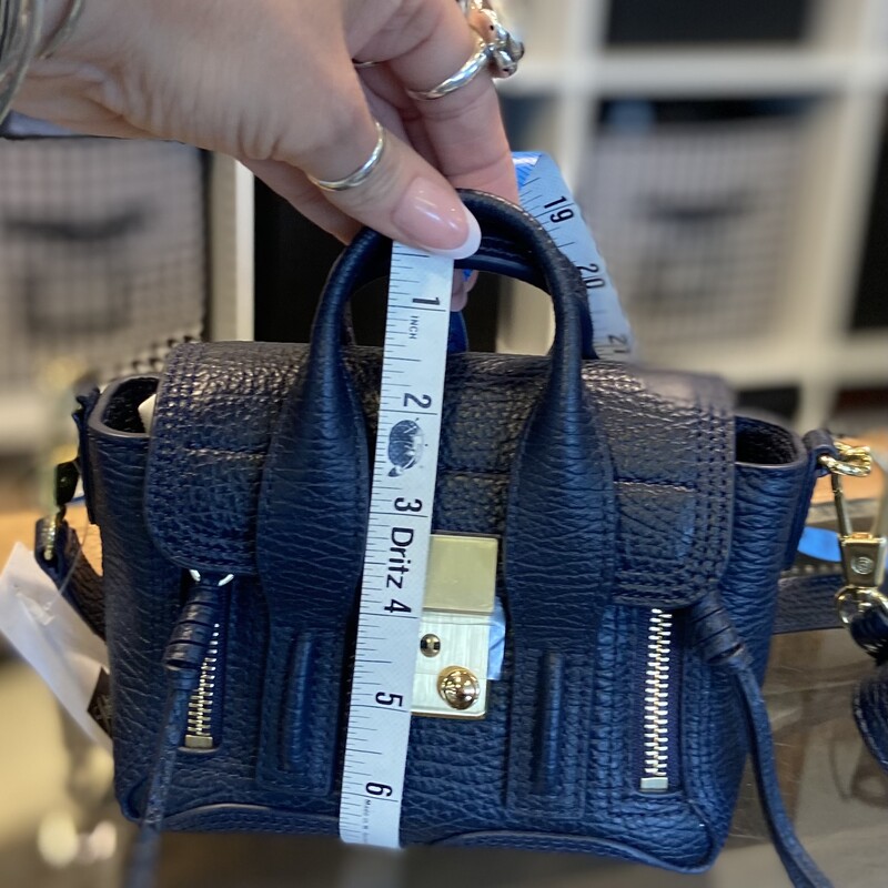 NWT Blu/gld Lther Satchel<br />
Blu/gld<br />
Size: R $495