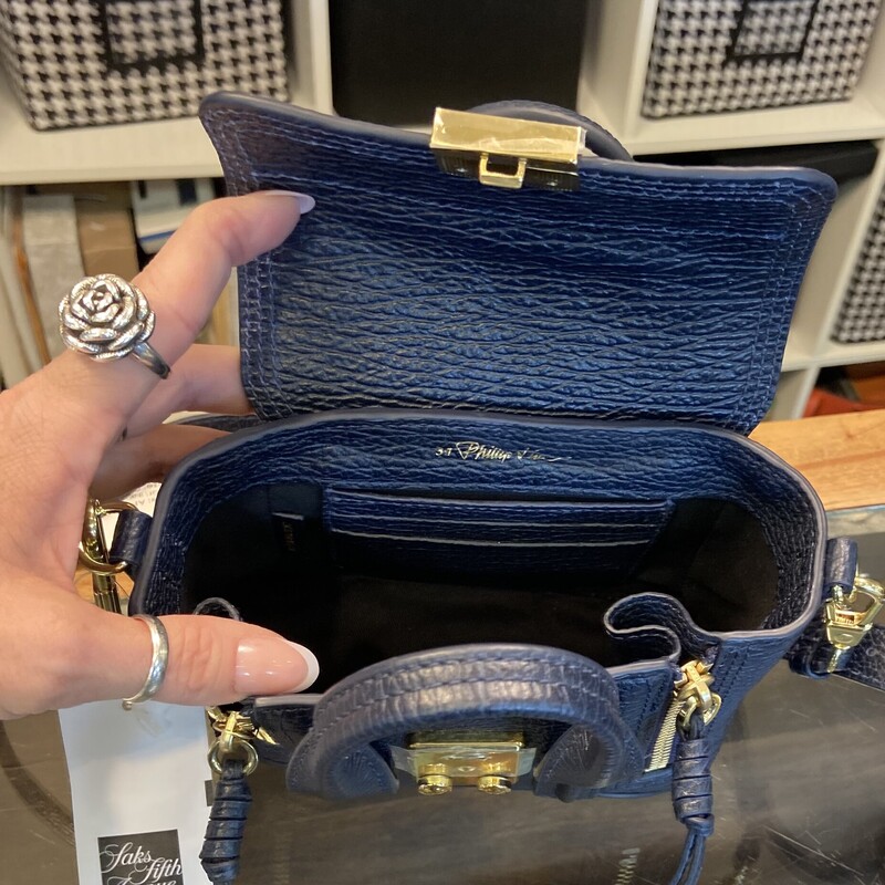 NWT Blu/gld Lther Satchel<br />
Blu/gld<br />
Size: R $495