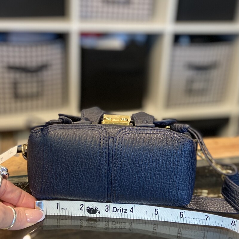 NWT Blu/gld Lther Satchel<br />
Blu/gld<br />
Size: R $495