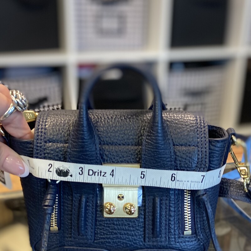 NWT Blu/gld Lther Satchel<br />
Blu/gld<br />
Size: R $495