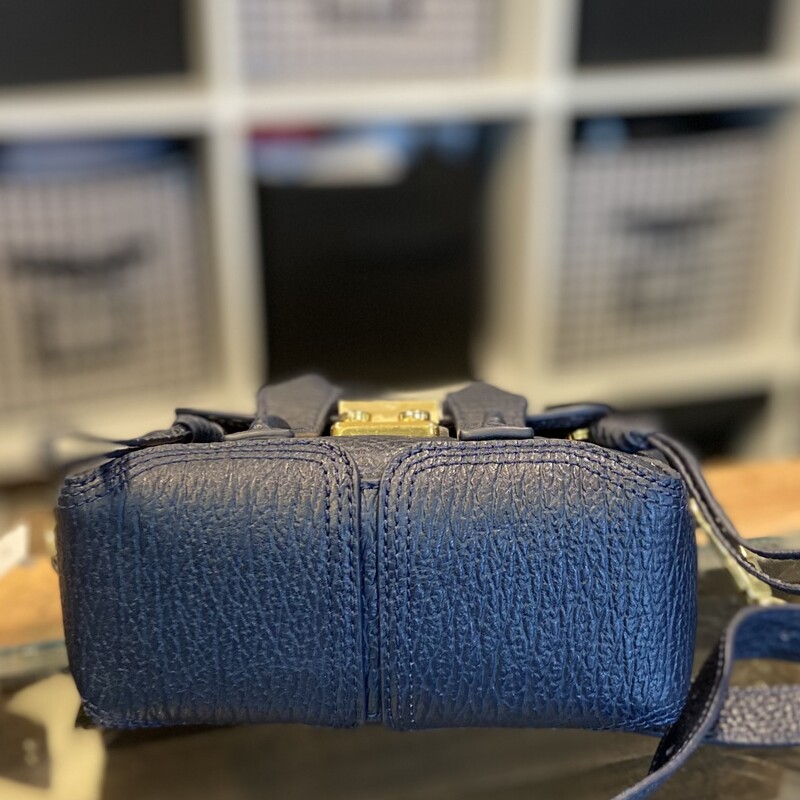 NWT Blu/gld Lther Satchel<br />
Blu/gld<br />
Size: R $495