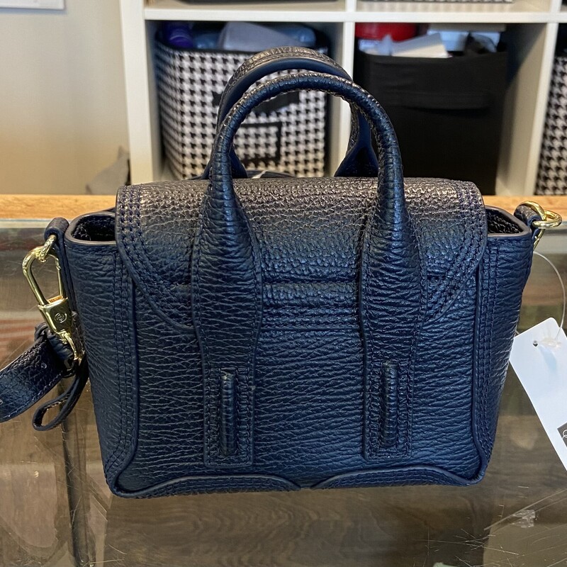 NWT Blu/gld Lther Satchel<br />
Blu/gld<br />
Size: R $495