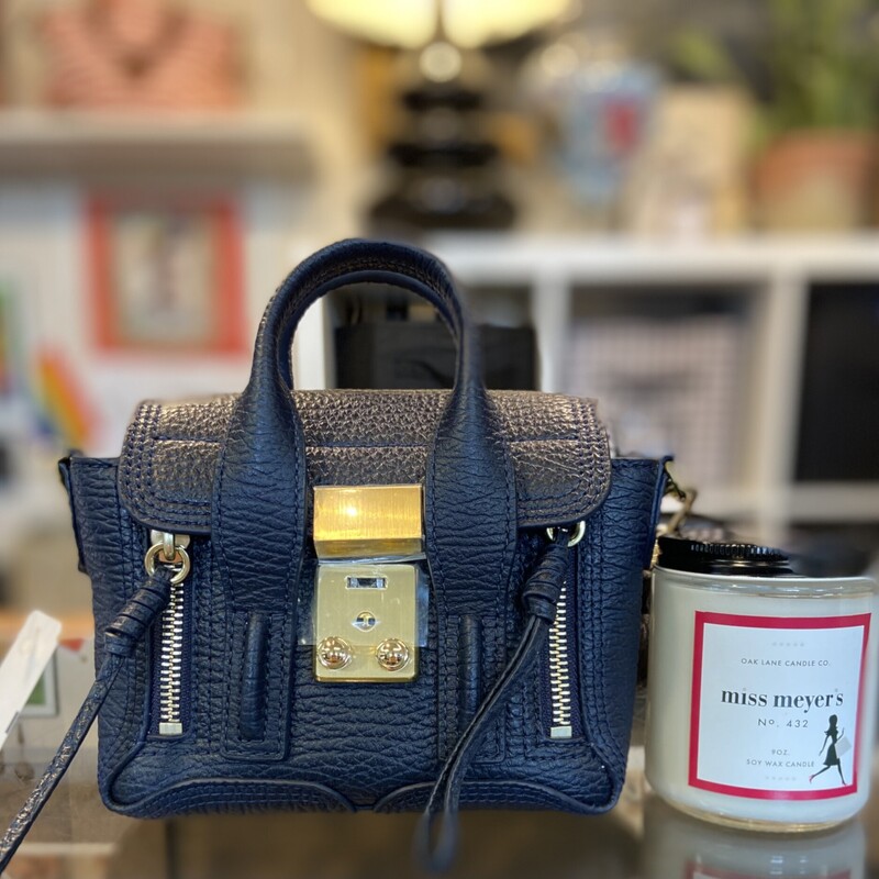 NWT Blu/gld Lther Satchel<br />
Blu/gld<br />
Size: R $495