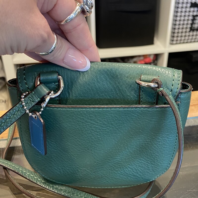 Green Lther Sm Crossbody<br />
Green<br />
Size: Crossbody