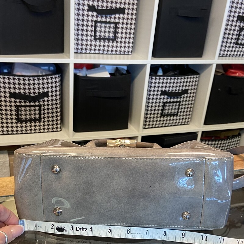 Gry Patent Lther Purse<br />
Grey<br />
Size: R $500