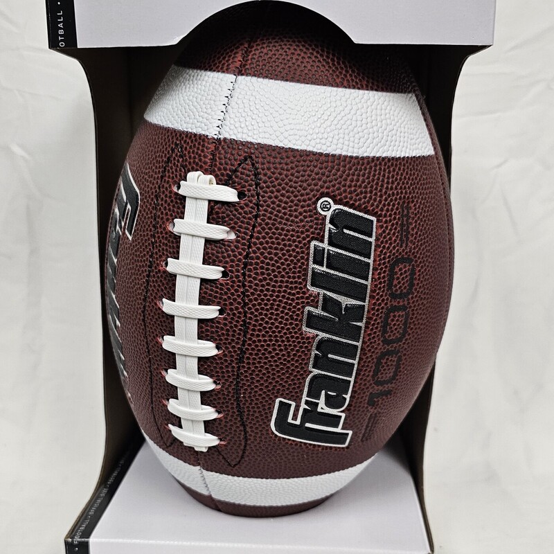 Franklin 1000 Official Size & Weight Football, Brown
-Precison Stitched
-Grip-Rite Construction
-Professional Hand Sewn Lacing
