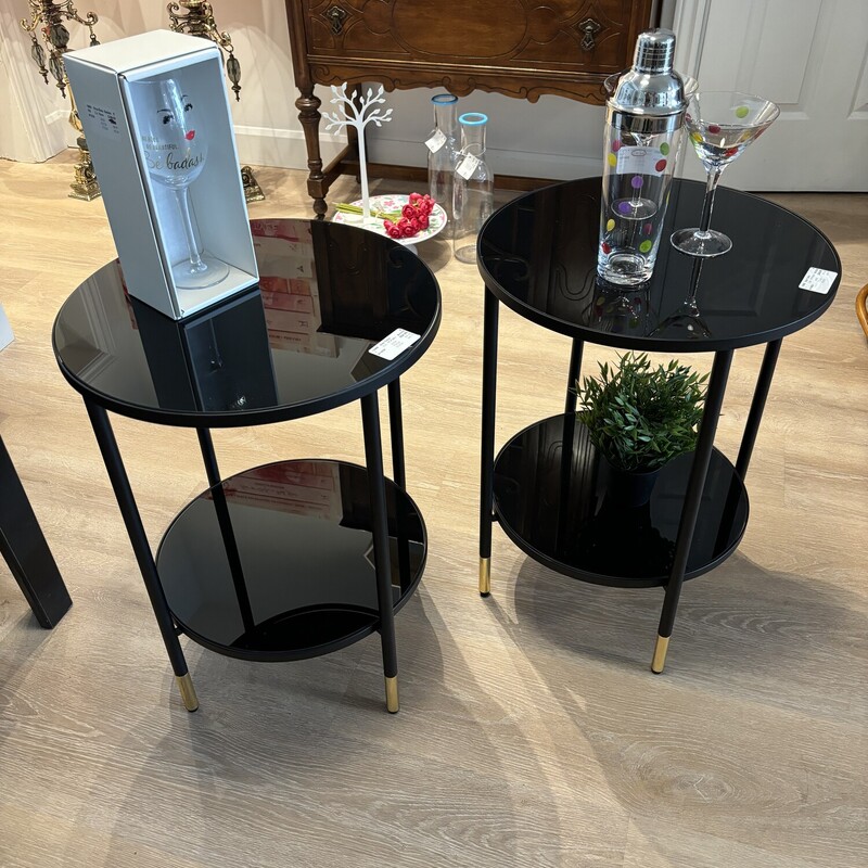 Glass Top Side Table<br />
Black &  Gold<br />
Size: 17 X 24 In