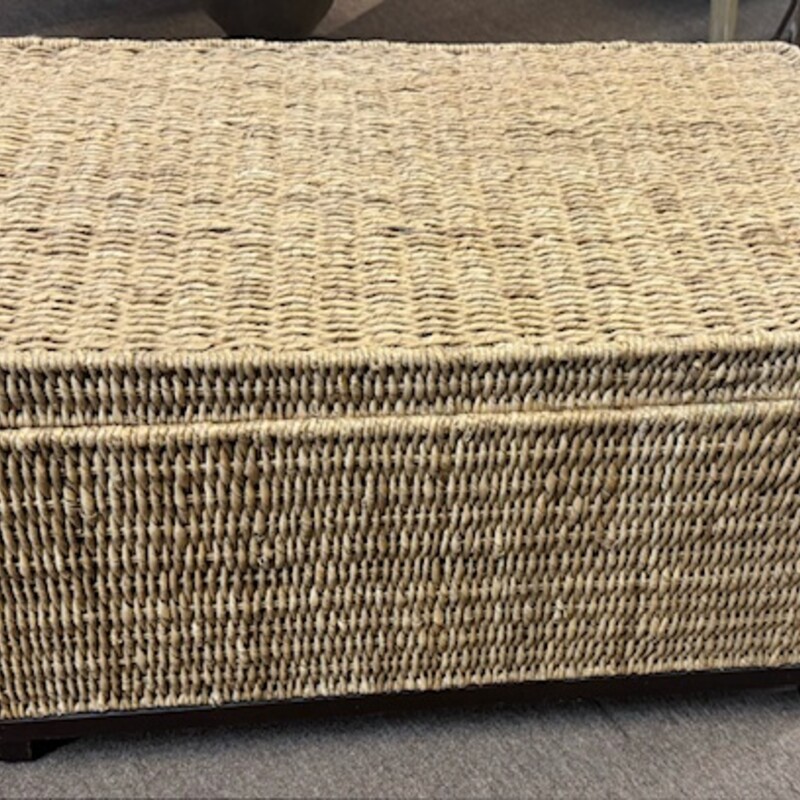 Rattan Storange Bench
Tan Brown Size: 30 x 18 x 17H
As Is - slight wear and tear