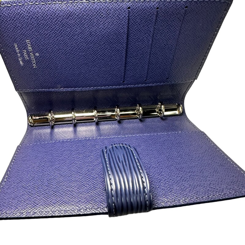 Louis Vuitton Limited Epi, Blue<br />
Dimensions : 4.25” x 5.75”<br />
Code: CA1005