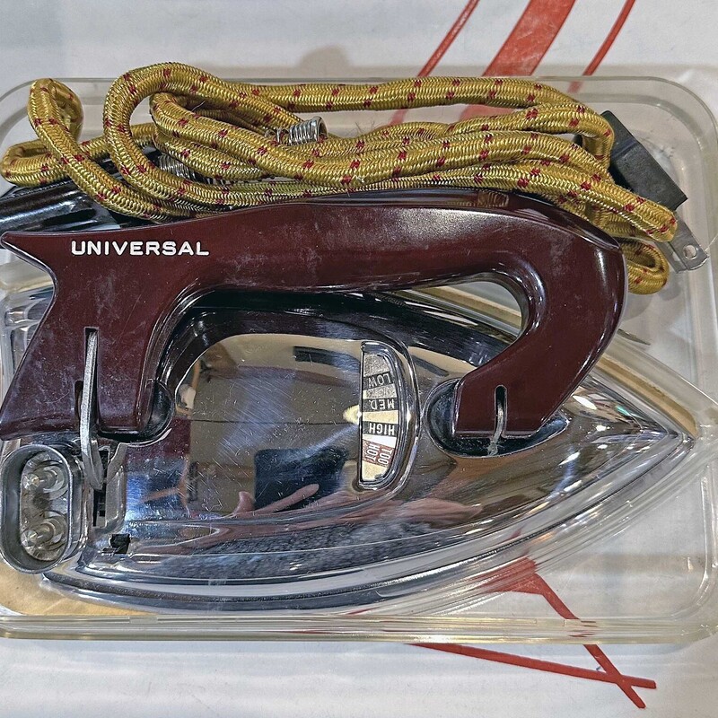 Vintage Travel Iron

Universal Brand