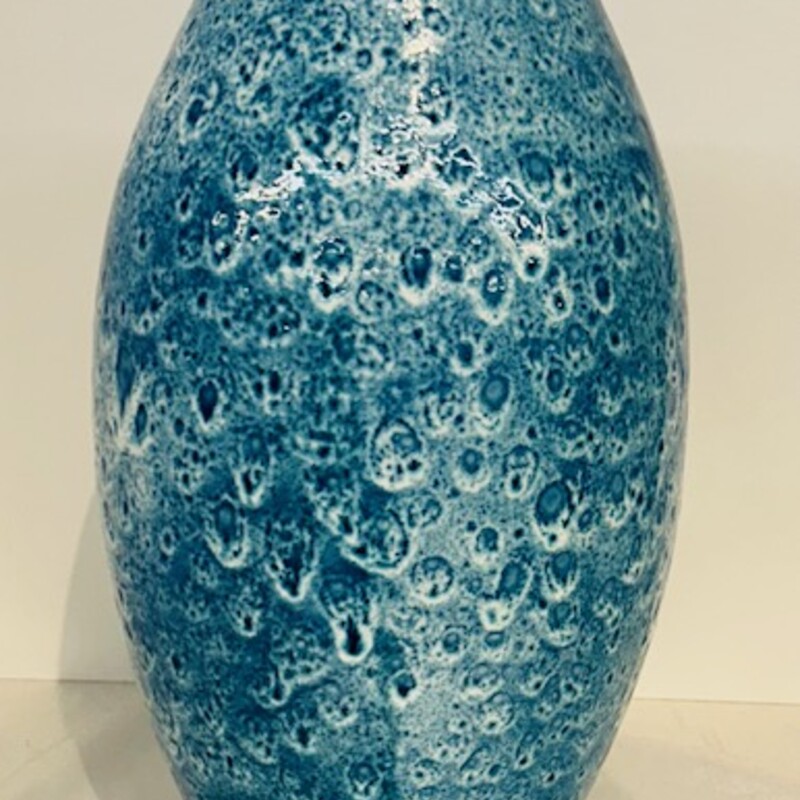 Texture Stone Look Vase
Blue and White
 Size: 7x15H