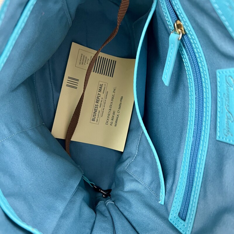 Dooney & Bourke
Tiki Bitsy Bag
Zipper closure.
H 7\" x W 3.75\" x L 8.25\"
Leather
Designed in Norwalk, CT by Peter Dooney.
Lined.
Feet.
This bag is in like new condition, with no marks or flaws.